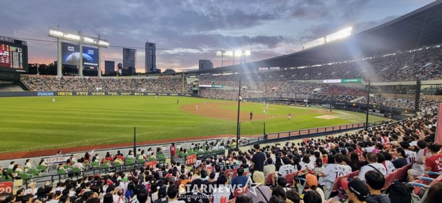 Trận đấu giữa LG Twins và SSG Landers của Giải KBO League 2025 diễn ra tại sân vận động bóng chày Jamsil vào ngày 7 đang tiếp diễn với những trận đấu căng thẳng cùng với khán giả đông đủ. Hôm đó, 23.750 khán giả đã vào sân, ghi nhận lần thứ 38 bán hết vé cho trận đấu sân nhà mùa giải của LG Twins tại sân Jamsil. /Ảnh=phóng viên cao cấp Kang Young-jo cameratalks@