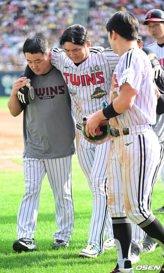 오지환(가운데)이 5일 KIA 타이거즈전에서 3회말 주루 과정에서 부상을 당해 부축을 받고 그라운드를 빠져나오고 있다.