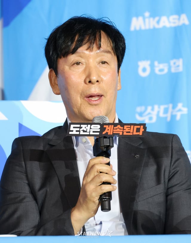 The 2026–2027 season pro volleyball men's division media day was held on the 8th at Hotel Riviera Cheongdam in Seoul Gangnam-gu. Shin Young-cheol, head coach of OK Savings Bank, is stating his determination for the upcoming season. /Photo=Chief correspondent Kim Jin-kyung