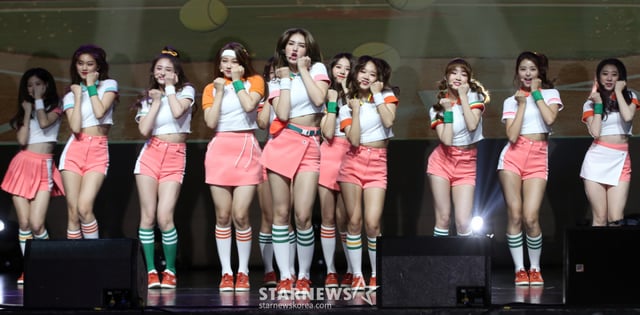$ 걸그룹 아이오아이가 17일 오전 서울 광진구 광장동 예스24 라이브홀에서 진행된 두 번째 미니앨범 '미스 미?(miss me?)' 쇼케이스에서 멋진 무대를 선보이고 있다. '미스 미?'에는 타이틀 곡 '너무너무너무'를 비롯해 '잠깐만', '내 말대로 해줘', 'PING PONG', '음 어쩌면' 등이 수록됐다. /사진=김창현 기자 chmt@