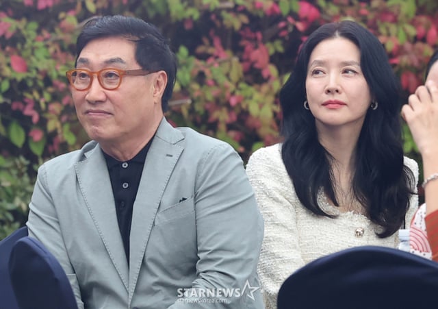 (서울=뉴스1) 권현진 기자 = 배우 이영애 정호영 부부가 15일 서울 강동구 스테이지28에서 열린 제16회 아름다운예술인상 시상식에 참석해 식을 바라보고 있다. 2026.10.15/뉴스1 Copyright © 뉴스1. All rights reserved. 무단 전재 및 재배포, AI학습 이용 금지. /사진=(서울=뉴스1) 권현진 기자