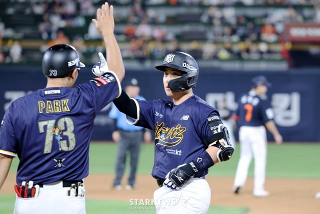 KT Wiz catcher Han Seung-taek (center). /Photo=Senior reporter Kang Young-jo