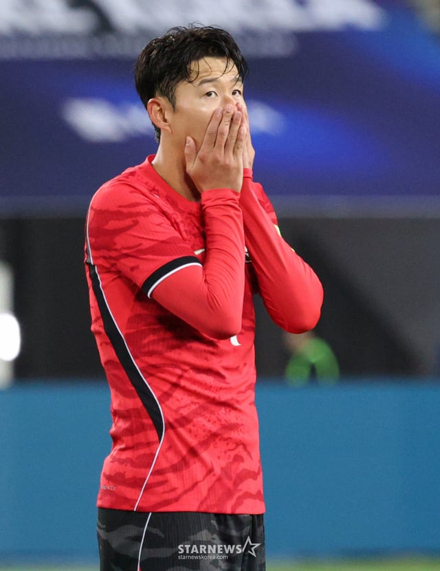 Son Heung-min looks disappointed after his decisive free kick was saved by Uzbekistan goalkeeper Nematov. /Photo=Chief correspondent Kim Jin-kyung