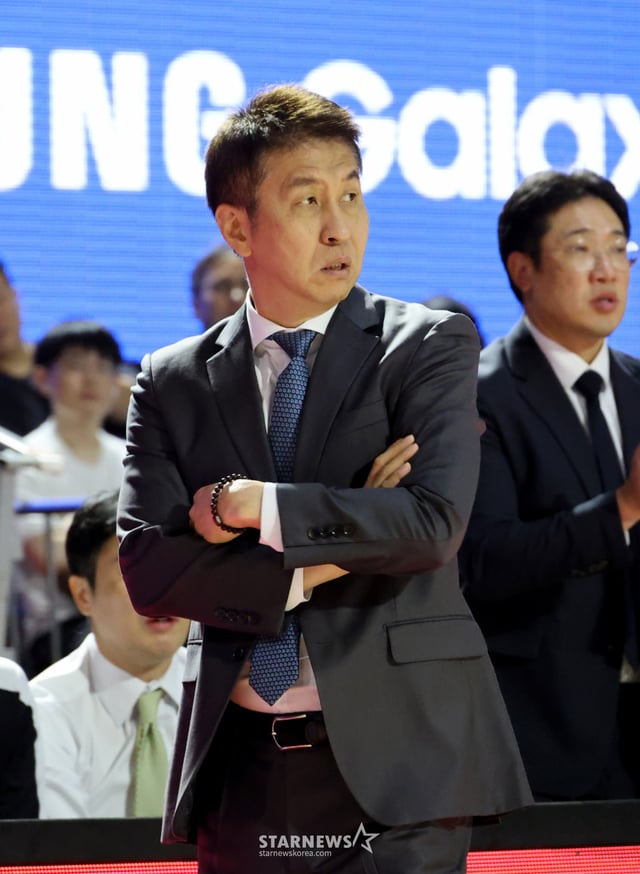 Head coach Kim Sang-sik encourages his players during the 2026-2027 KCC Pro Basketball game between Seoul Samsung and Changwon LG held at Jamsil Student Gymnasium on the 15th. /Photo=Senior reporter Kang Young-jo