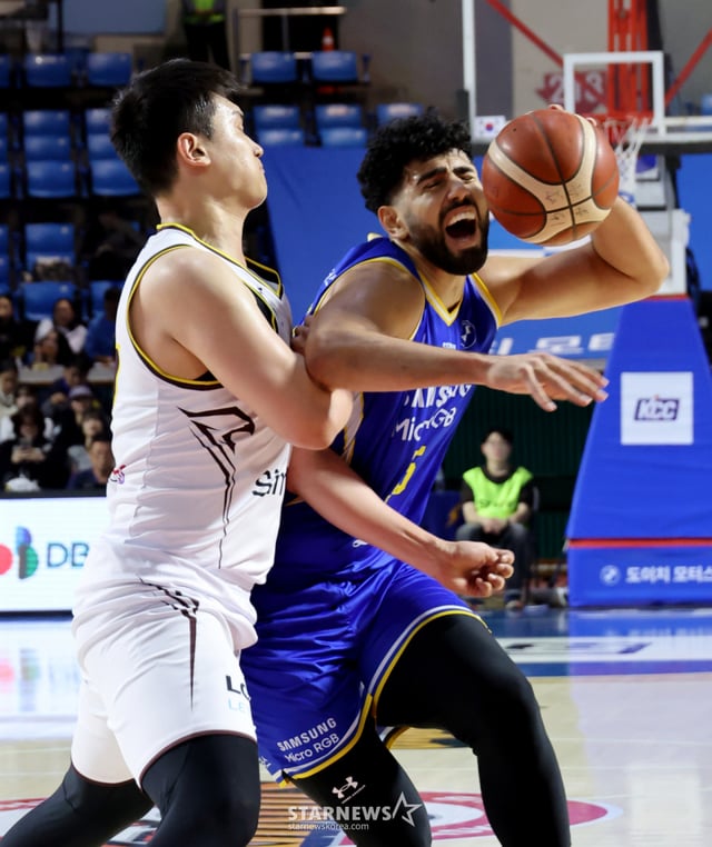 Samsung's Kanter attempts a shot despite a foul by Park Jeong-hyun during the 2026-2027 KCC Pro Basketball game between Seoul Samsung and Changwon LG held at Jamsil Student Gymnasium on the 15th. /Photo=Senior reporter Kang Young-jo