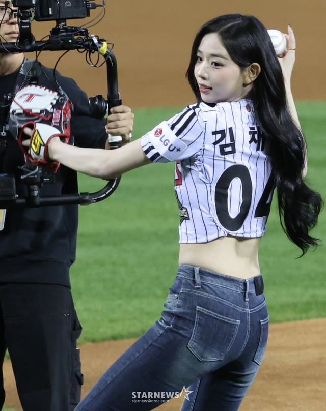 The 2026 Shinhan SOL KBO League Wild Card (WC) Decider between LG and Doosan was held at Seoul Jamsil Baseball Stadium on the 14th. tripleS member Kim Chae-yeon performs a ceremonial first pitch to wish for an LG victory. /Photo=Chief correspondent Kim Jin-kyung