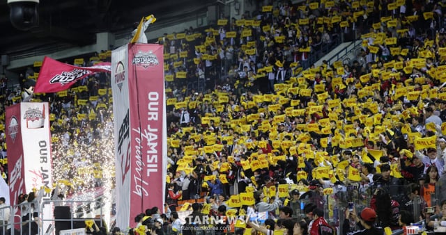 The 2026 Shinhan SOL KBO League Wild Card (WC) Decider between LG and Doosan was held at Seoul Jamsil Baseball Stadium on the 14th. The LG cheering squad is cheering passionately. /Photo=Chief correspondent Kim Jin-kyung