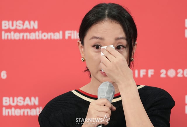 (釜山=News1)权贤珍记者 = 演员周迅在8日于釜山海云台区电影殿堂BIFF Hill举行的“第31届釜山国际电影节”(BIFF)电影《初次相遇的孤独》记者会上擦拭流下的泪水。2026年10月8日/News1 版权所有 © NEWS1. 保留所有权利。禁止未经授权的转载、再分发及用于AI学习。 /图片=(釜山=News1)权贤珍记者