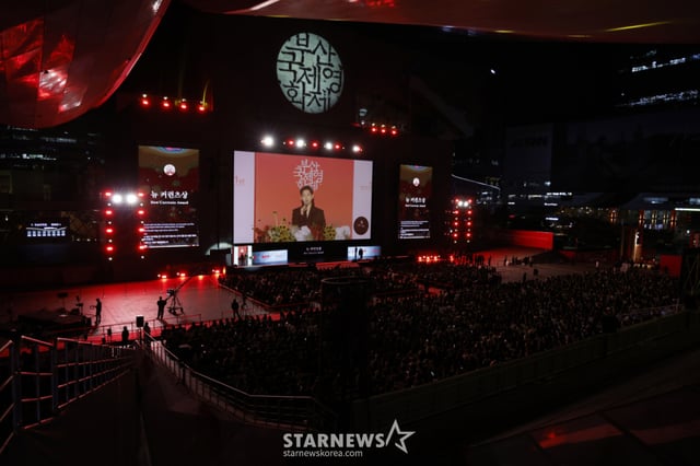 【釜山=纽西斯通讯社】金惠珍记者 = 演员林时完在15日于釜山海云台区电影殿堂举行的第31届釜山国际电影节闭幕式上致词。2026年10月15日。jini@newsis.com /图片=金惠珍