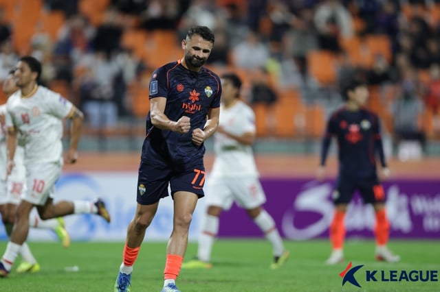 Abudala celebra su gol del empate con el puño en alto. /Foto=Provisionado por la Liga Profesional de Fútbol de Corea