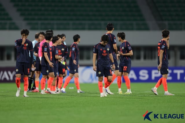 El plantel de Gangwon FC tras el partido contra Phnom Penh. /foto=Provisionado por la Liga Profesional de Fútbol de Corea