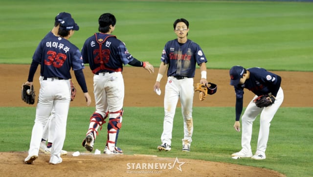 Lotte Giants Manager Kim Tae-hyung and players celebrate after winning their final regular-season game against the Doosan Bears at Jamsil Baseball Stadium on the 12th. October 12, 2026. /Photo=Senior reporter Kang Young-jo