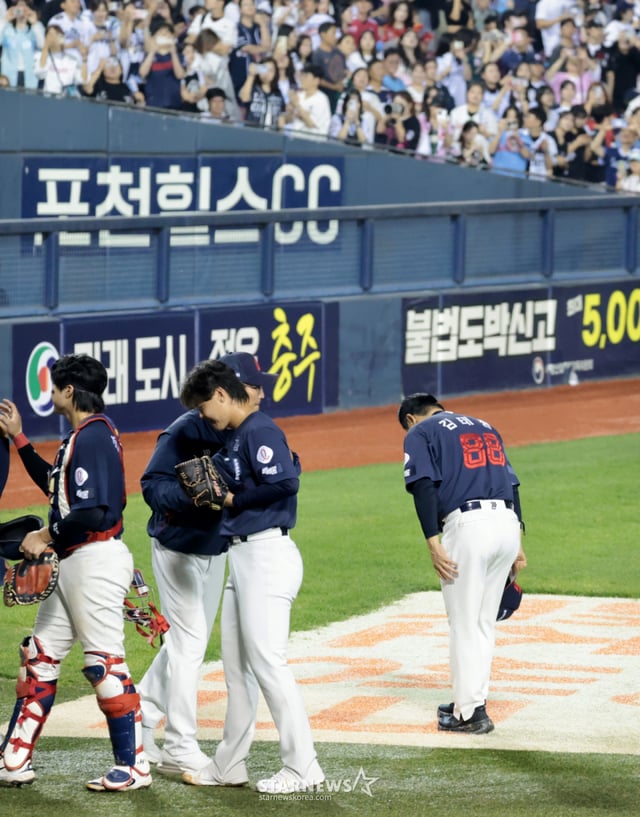 Lotte Giants Manager Kim Tae-hyung and players celebrate after winning their final regular-season game against the Doosan Bears at Jamsil Baseball Stadium on the 12th. October 12, 2026. /Photo=Senior reporter Kang Young-jo