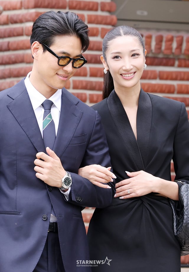 신영균예술문화재단의 명예이사장 및 원로배우 신영균의 외손녀 가수 이재와예비 남편 샘킴이  15일 서울 강동구 스테이지28에서 진행된 '제16회 아름다운 예술인상' 시상식에 참석하고 있다. /2026.10.15 /사진=김휘선 hwijpg@