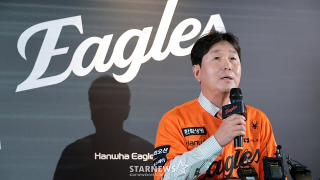 국가대표감독에서 한화이글스 새 수장이 된 류지현 감독이 16일 대전한화생명볼파크에서 열린 취임식에서 첫선을 보이고 있다. 기자들의 질문에 답하는 류지현 감독. /사진=강영조 선임기자