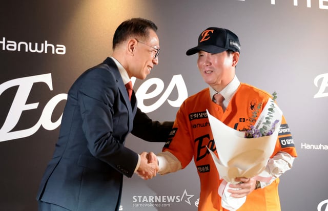 국가대표감독에서 한화이글스 새 수장이 된 류지현 감독이(오른쪽) 16일 대전한화생명볼파크에서 열린 취임식에서 박종태 대표이사와 악수를 나누고 있다. /사진=강영조 선임기자