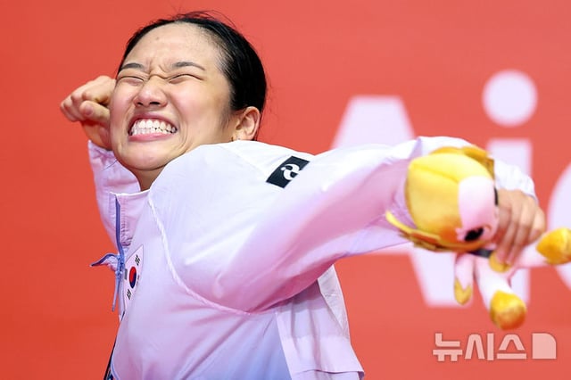 An Se-young of South Korea celebrates after winning the gold medal at the women's singles badminton award ceremony of the 2026 Aichi-Nagoya Asian Games, held on September 29 (local time) at Ichinomiya City General Gymnasium in Aichi Prefecture, Japan. /Photo=NEWSIS