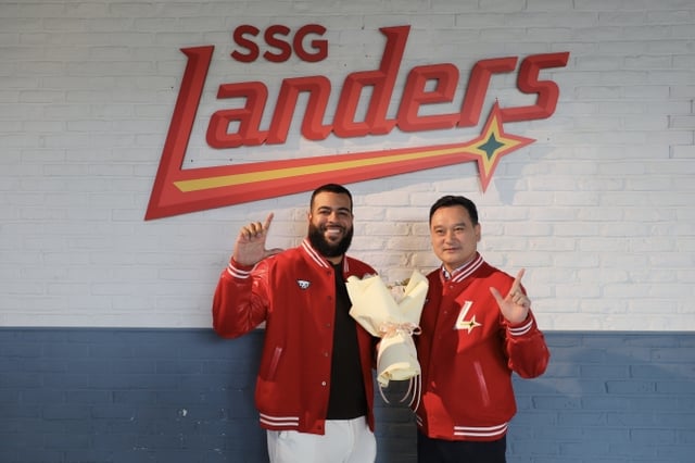 Pedro Avila (left) poses for a commemorative photo with Kim Jae-seop (President) after signing a contract extension with the SSG Landers on the 16th. /Photo=Provided by SSG Landers