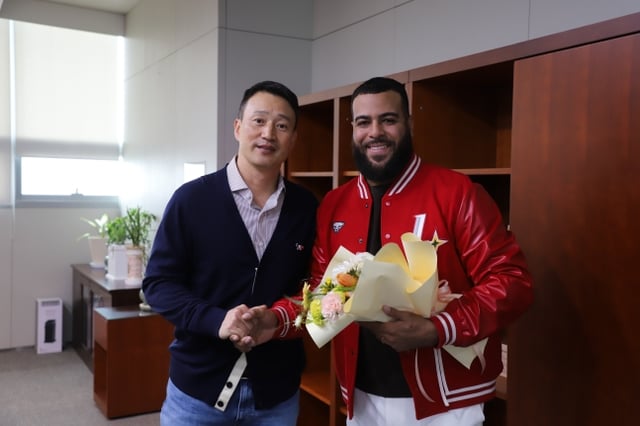 Pedro Avila (right) poses for a commemorative photo with General Manager Kim Jae-hyun after signing a contract extension with the SSG Landers on the 16th. /Photo=Provided by SSG Landers