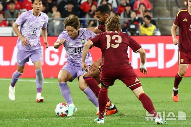 Lee Kang-in competes for the ball during the Hana Bank invited national team friendly match between South Korea and Venezuela held at Ulsan Munsu World Cup Stadium on the 2nd. /Photo=NEWSIS