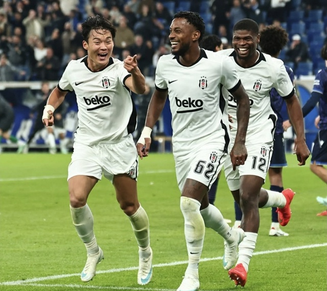 Oh Hyeon-gyu (a la izquierda) celebrando con sus compañeros de equipo. /Foto=SNS de Beşiktaş