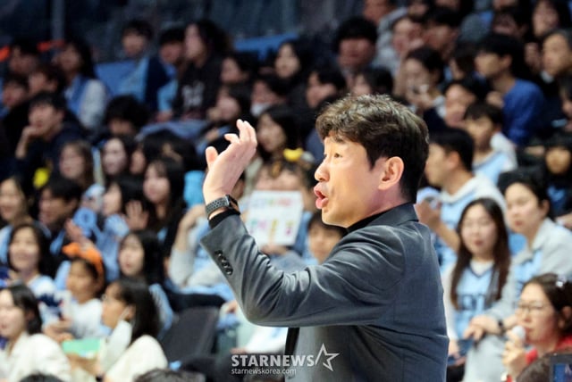 Ulsan Mobis head coach Yang Dong-geun encourages his players during the 2025-2026 LG Electronics professional basketball game between Goyang Sonok and Ulsan Mobis, held on the 27th at Goyang Sonok Arena. the 27th, 2026. /Photo=Senior reporter Kang Young-jo cameratalks@