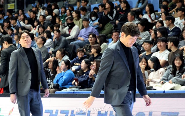 Mobis head coach Yang Dong-geun is ejected while trailing by a large margin in the second quarter during the 2025-2026 LG Electronics professional basketball game between Goyang Sonok and Ulsan Mobis, held on the 27th at Goyang Sonok Arena. the 27th, 2026. /Photo=Senior reporter Kang Young-jo cameratalks@