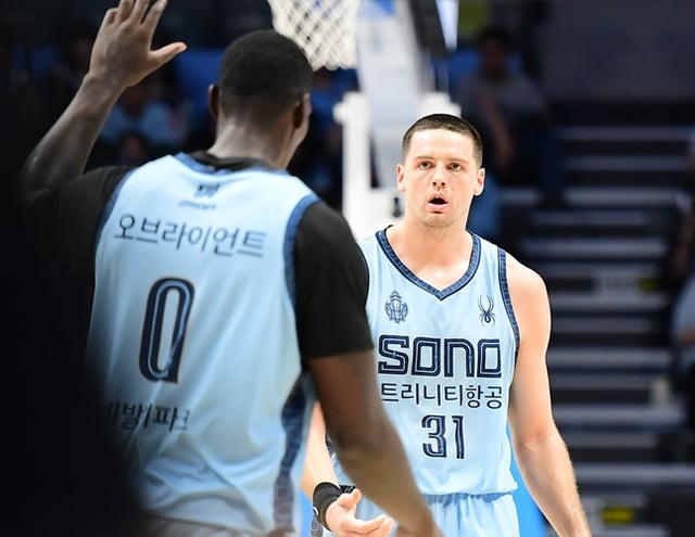 오브라이언트(왼쪽)과 스카티 제임스. /사진=KBL