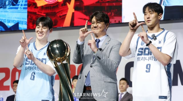 2026-2027 프로농구 개막 미디어데이가 29일 서울 한남동 블루스퀘어 우리WON뱅킹홀에서 열렸다. 고양 소노 이정현(왼쪽부터), 손창환 감독, 정희재가 포토타임을 갖고 있다. /사진=김진경 kim.jinkyung@