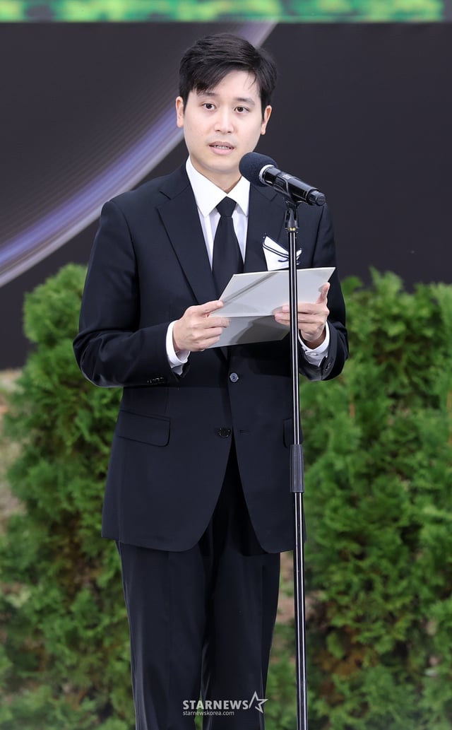 故안성기 배우의 아들 안필립씨가 15일 서울 강동구 스테이지28에서 진행된 '제16회 아름다운 예술인상' 시상식에 참석해 굿피플예술인 부문 수상소감을 대신 전하고 있다. /2026.10.15 /사진=김휘선 hwijpg@