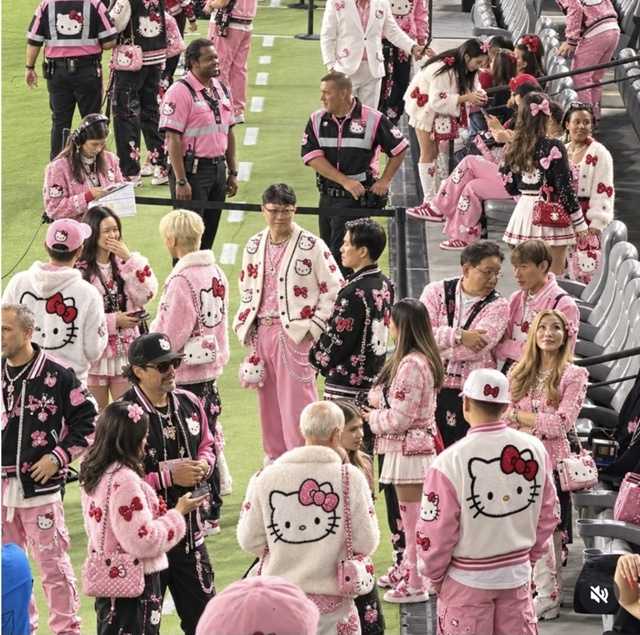 Fans wearing pink Hello Kitty outfits appeared at the stadium to mark 'Hello Kitty Night.' /Photo=Playbus by E-Joon SNS capture