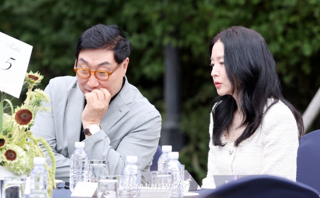 배우 이영애, 남편 정호영씨가 15일 서울 강동구 스테이지28에서 진행된 '제16회 아름다운 예술인상' 시상식에 참석해 자리하고 있다. /2026.10.15 /사진=김휘선 hwijpg@