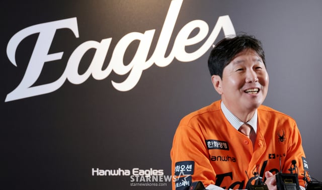 국가대표감독에서 한화이글스 새 수장이 된 류지현 감독이 16일 대전한화생명볼파크에서 열린 취임식에서 첫선을 보이고 있다. 기자들의 질문에 답하는 류지현 감독. 2026.10.16. /사진=강영조 cameratalks@