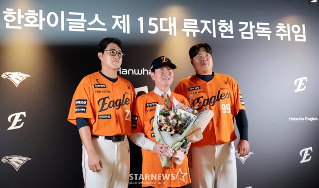 국가대표감독에서 한화이글스 새 수장이 된 류지현 감독이 16일 대전한화생명볼파크에서 열린 취임식에서 첫선을 보이고 있다. 선수대표로 나선 류현진과 채은성의 축하를 받는 류지현 감독,. 2026.10.16. /사진=강영조 cameratalks@