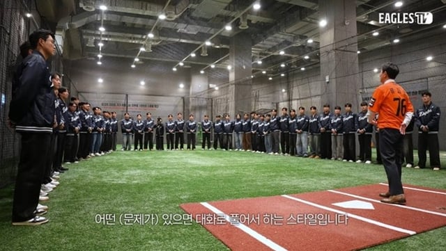 선수단 앞에서 모두 발언을 하는 류지현 감독. /사진=한화 구단 공식 유튜브 Eagles TV 캡처