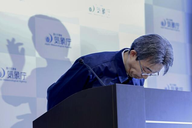 일본 기상청 관계자가 16일 도쿄에서 열린 기자회견에서 강진 오경보에 대해 고개 숙여 사과하고 있다. /사진=교토 뉴스 홈페이지 갈무리