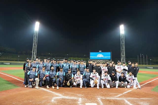 16일 경기를 마친 뒤 함께 기념 촬영에 임하는 울산 웨일즈와 롱비치 코스트 선수단. /사진=울산 웨일즈