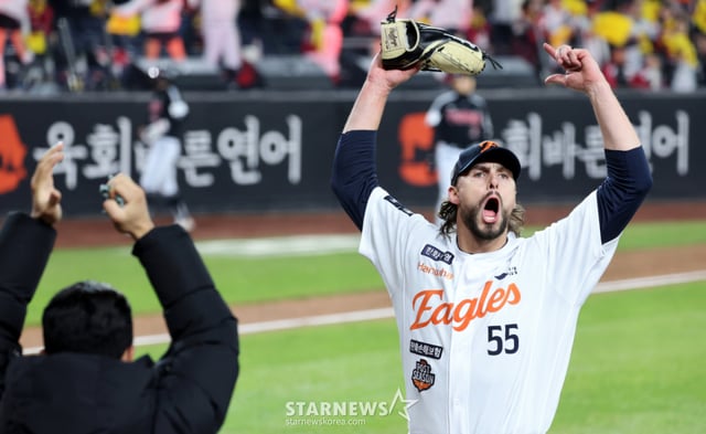 Райан Вайтс во время 4-го матча Кореан Сериес против LG Твинс в KBO Лиге 2025 года, прошедшего 30 октября прошлого года на стадионе Тэджон Ханхва Лайф Болпарк, покидает поле после 8-го иннинга и приветствует болельщиков. /Фото: старший корреспондент Кан Ёнджо