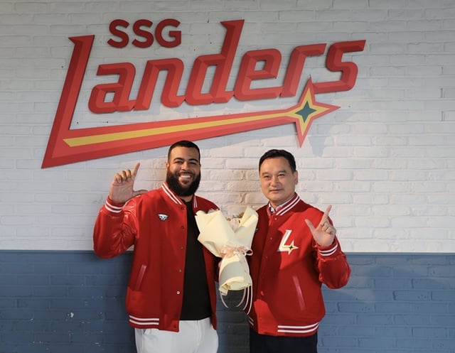 Abila (izquierda) y Kim Jae-seop, director general de SSG Landers. /Foto=SSG Landers