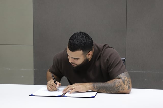 Abila firmando el contrato. /Foto=SSG Landers
