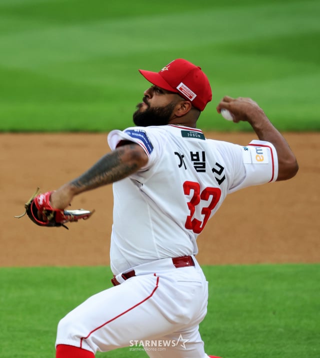 El nuevo lanzador diestro extranjero de los Landers, Abila, en acción como abridor durante el partido entre SSG Landers y KIA Tigers de la «2026 SOL Liga KBO», celebrado el día 16 en el Incheon Landers Field. el 16 de 2026. /Foto=reportero sénior Kang Young-jo cameratalks@