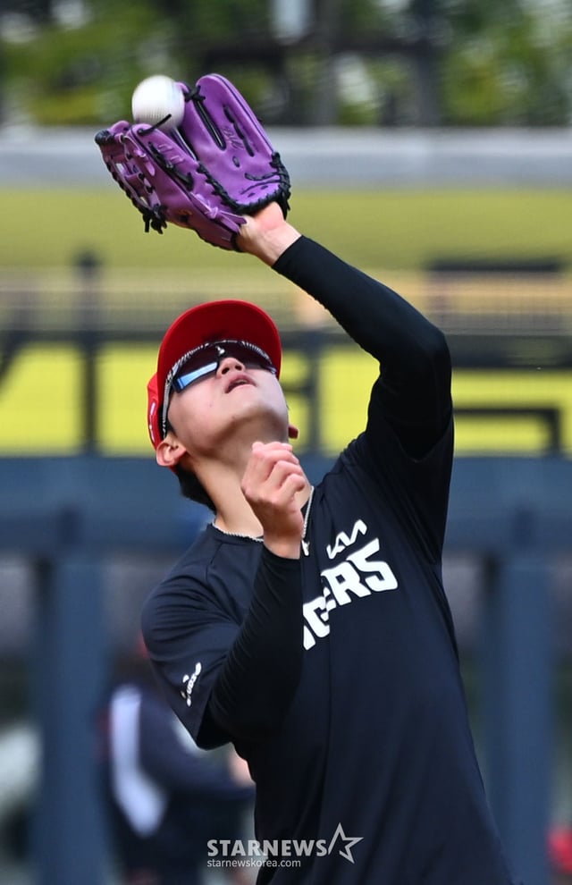 [Gwangju, South Jeolla Province = Yonhap News Agency] By Lee Young-ju — KIA Tigers’ Kim Do-young participates in an open practice session at Gwangju-Kia Champions Field in Buk-gu, Gwangju, South Jeolla Province, on the afternoon of the 16th, one day before Game 1 of the 2026 KBO Postseason Wild Card Series. October 16, 2026. leeyj2578@newsis.com /Photo=Lee Young-ju