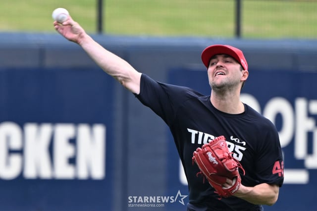 [Gwangju, South Jeolla Province = Yonhap News Agency] By Lee Young-ju — KIA pitcher Neal pitches during an open practice session for the KIA Tigers at Gwangju-Kia Champions Field in Buk-gu, Gwangju, South Jeolla Province, on the afternoon of the 16th, one day before Game 1 of the 2026 KBO Postseason Wild Card Series. October 16, 2026. leeyj2578@newsis.com /Photo=Lee Young-ju