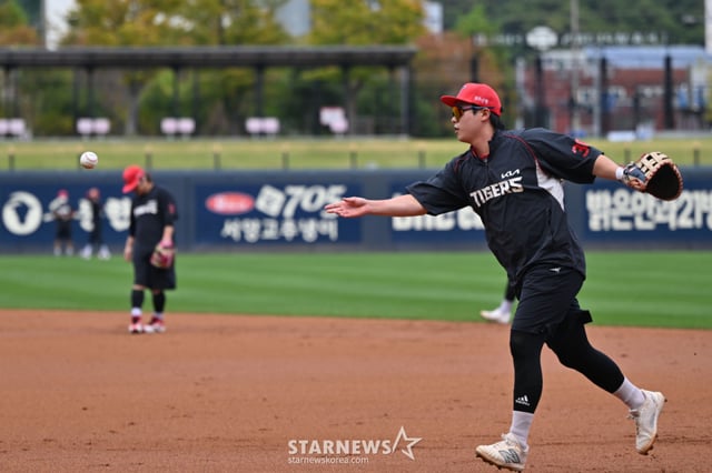 [Gwangju, South Jeolla Province = Yonhap News Agency] By Lee Young-ju — The KIA Tigers team participates in an open practice session at Gwangju-Kia Champions Field in Buk-gu, Gwangju, South Jeolla Province, on the afternoon of the 16th, one day before Game 1 of the 2026 KBO Postseason Wild Card Series. October 16, 2026. leeyj2578@newsis.com /Photo=Lee Young-ju