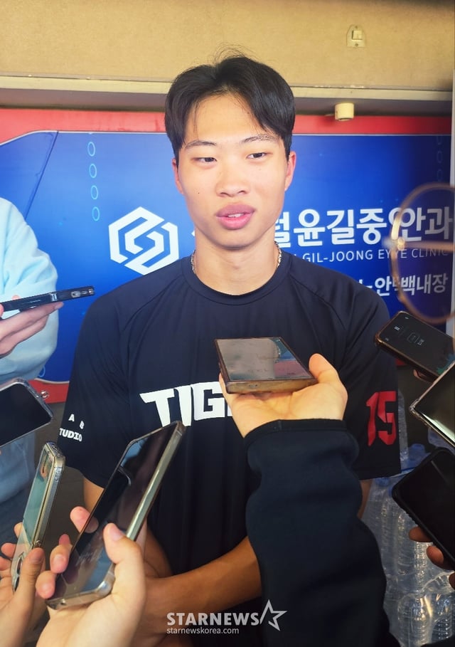 KIA 타이거즈 박재현이 17일 광주-KIA 챔피언스필드에서 준플레이오프 1차전을 앞두고 취재진과 인터뷰에 임하고 있다. /사진=김우종 기자
