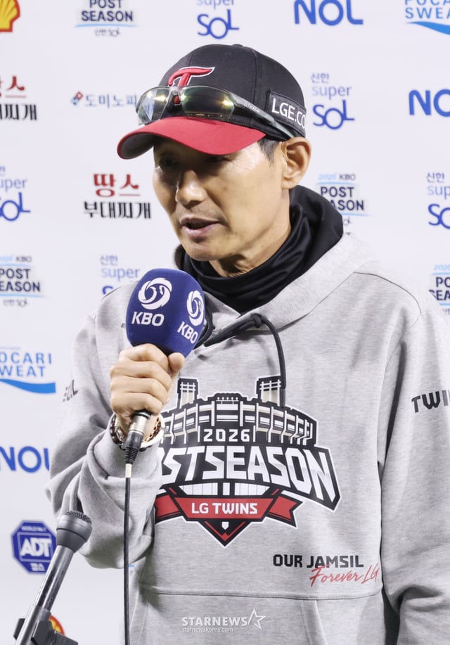 Trận quyết định Wildcard 2026 Shinhan SOL KBO League giữa LG và Doosan đã diễn ra vào ngày 14 tại sân vận động Jamsil Seoul. Huấn luyện viên LG Yêm Kyung-yeop đang trả lời phỏng vấn sau trận đấu. /Ảnh=phóng viên trưởng Kim Jin-kyung kim.jinkyung@