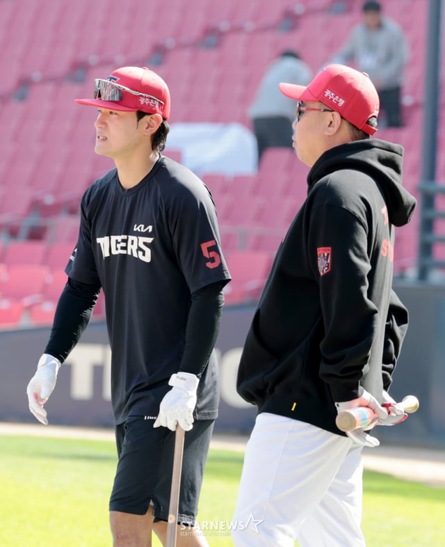KIA Kim Do-young talks with Manager Lee Beom-ho while watching practice ahead of the first game of the 2026 KBO League Wild Card Series between the KIA Tigers and the LG Twins, held on the 17th at Gwangju Kia Champions Field. October 17, 2026. /Photo=Kang Young-jo cameratalks@