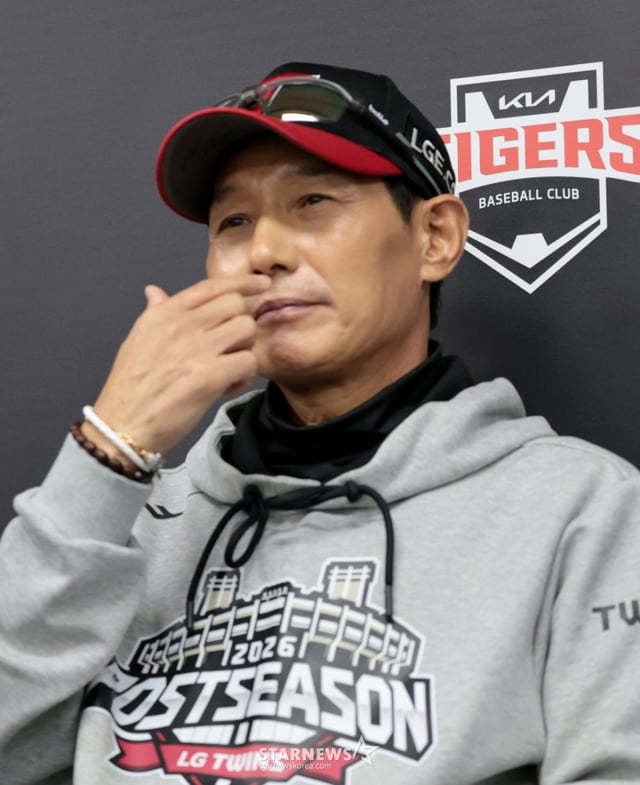 LGのヨム·ギョンヨプ監督が17日、光州起亜(クァンジュ·キア)チャンピオンズフィールドで行われた2026KBOリーグ準プレーオフKIAタイガースとLGツインズ第1戦を控えて、公式記者会見に出ている。 2026.10.17. /写真=カン·ヨンジョ cameratalks@