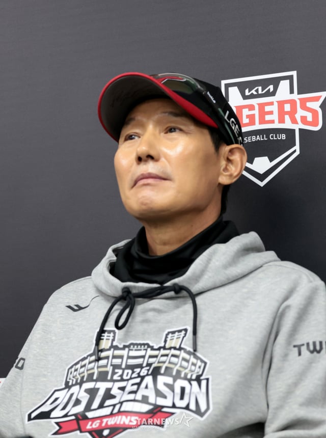 LGのヨム·ギョンヨプ監督が17日、光州起亜(クァンジュ·キア)チャンピオンズフィールドで行われた2026KBOリーグ準プレーオフKIAタイガースとLGツインズ第1戦を控えて、公式記者会見に出ている。 2026.10.17. /写真=カン·ヨンジョ cameratalks@