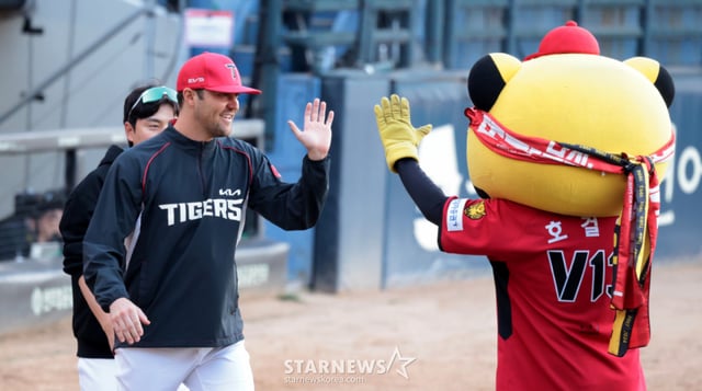 Neil, selected as the MVP of Game 1 of the Semi-Playoffs, poses for a selfie with the team mascot after the conclusion of Game 1 of the 2026 KBO League Semi-Playoffs between the KIA Tigers and the LG Twins, held on the 17th at Gwangju Kia Champions Field. October 17, 2026. /Photo=Kang Young-jo cameratalks@